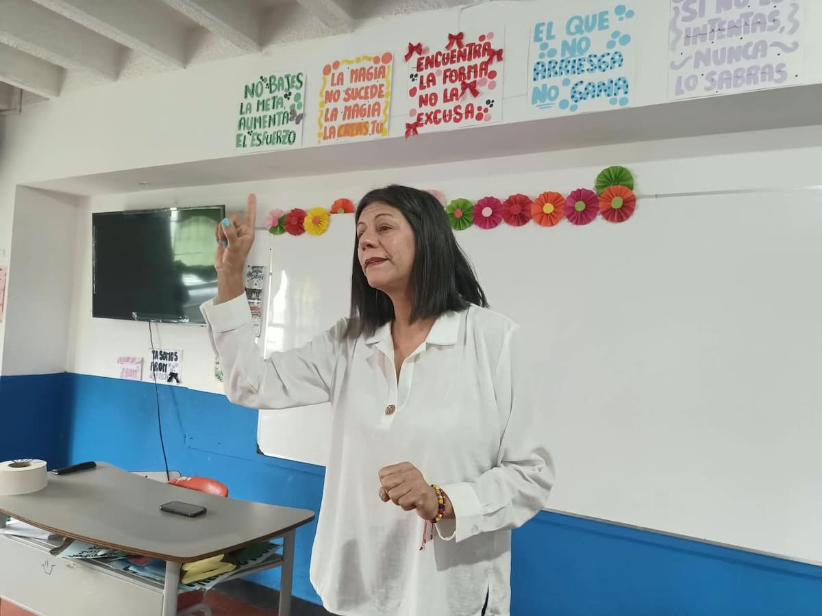 Doris Mesa Mesa sabe lo que significa no entender una materia y sentirse lejos de ella. Por eso, desde hace 26 años trabaja para que sus estudiantes aprendan sin miedo, descubran sus capacidades y encuentren en la educación herramientas para cumplir sus sueños.