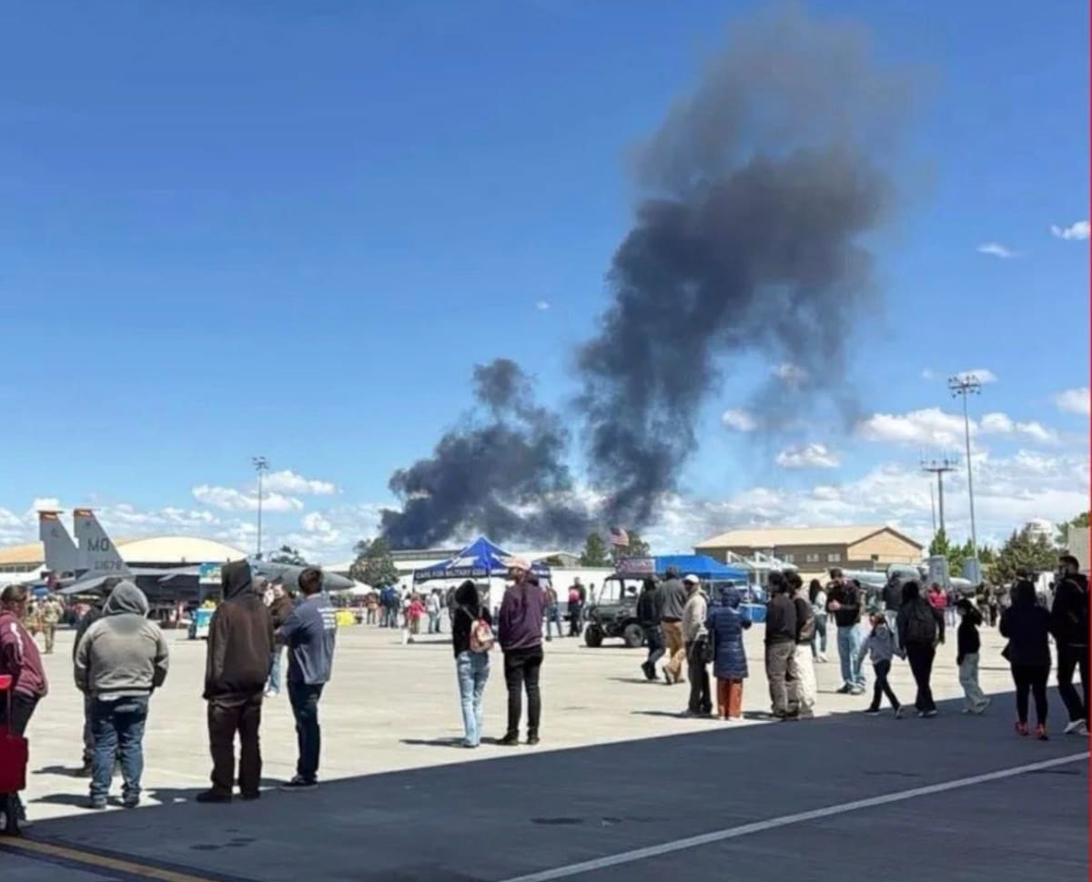 Los aviones EA18-G de la Armada de EE.UU. involucrados en el choque en Idaho realizaban maniobras de exhibición ante cientos de espectadores cuando se produjo el contacto en el aire.