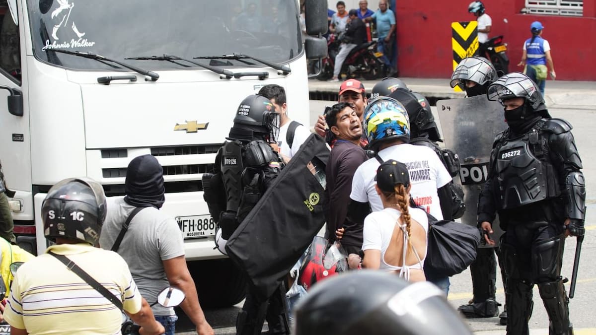 Dos capturados y 14 motocicletas inmovilizadas durante la jornada de protesta en Bucaramanga. Foto: Marcos Valencia