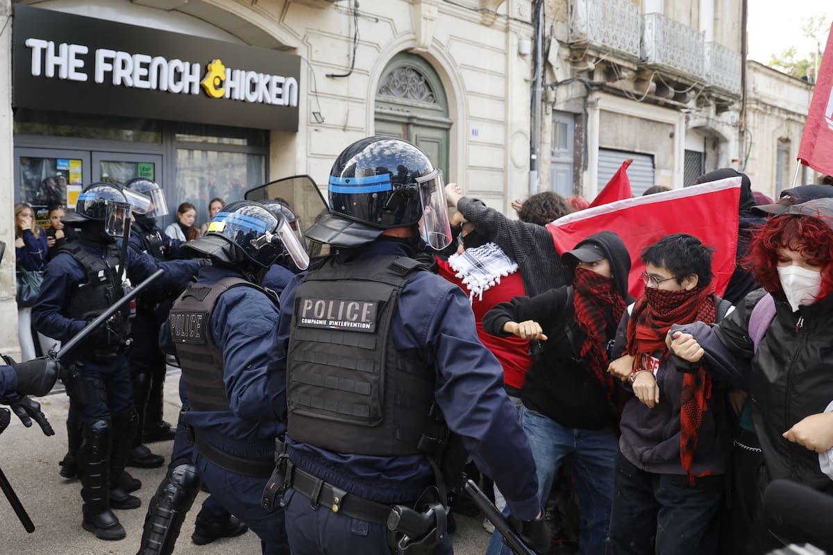 Enfrentamientos entre policías y estudiantes en Montpellier. EFE/EPA/HORCAJUELO GUILLAUME