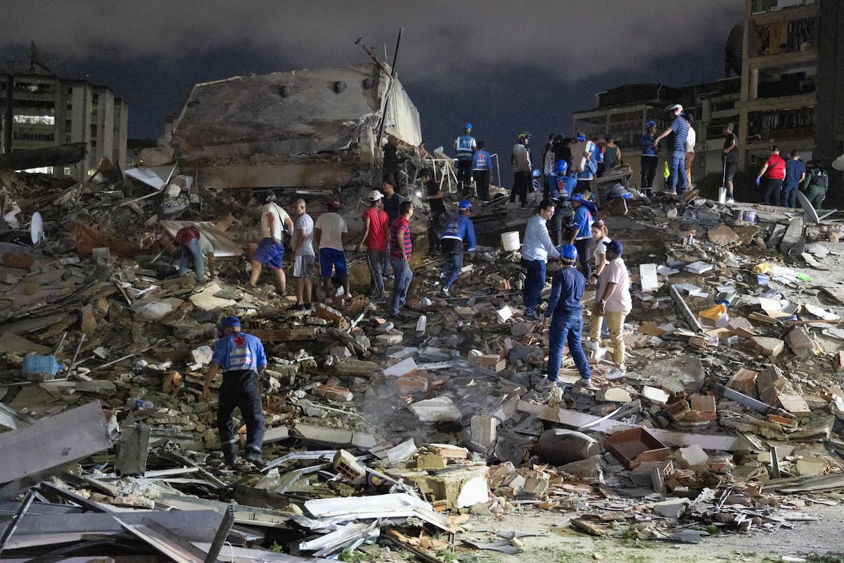 Integrantes de cuerpos de emergencia buscan víctimas este miércoles, luego de dos fuertes terremotos sacudieron el Caribe venezolano en Caracas (Venezuela). El principal fue un sismo de magnitud 7,5, informó el sistema oficial de alerta de tsunamis de Estados Unidos. EFE/ Rayner Peña
