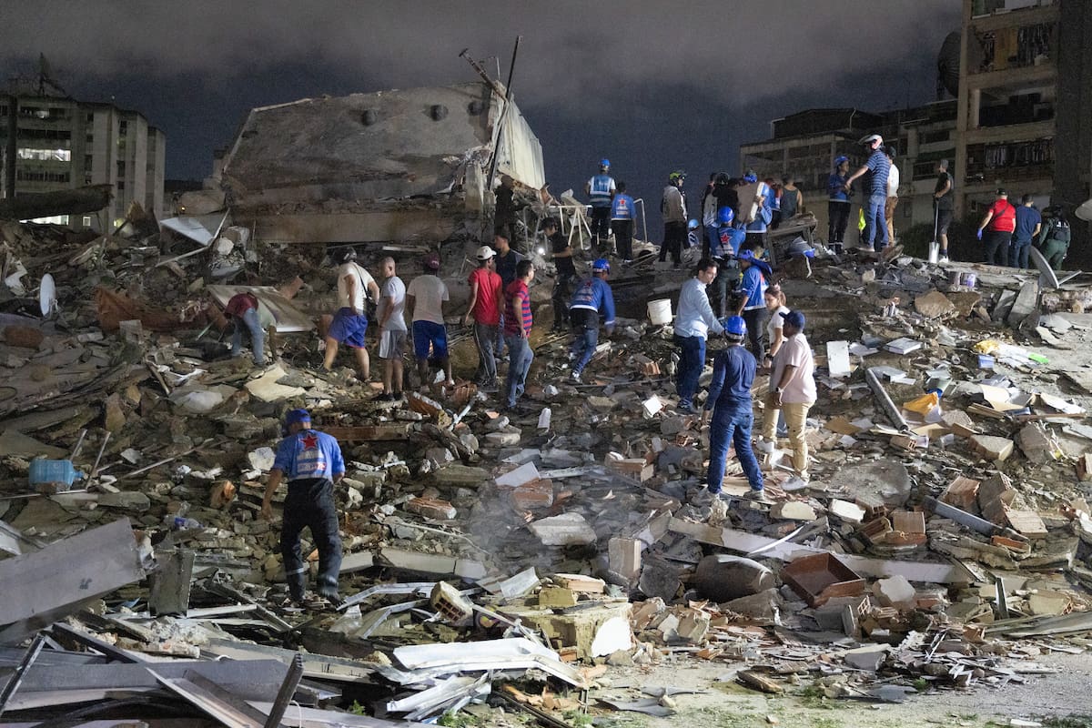 AME4144. CARACAS (VENEZUELA), 24/06/2026.- Integrantes de cuerpos de emergencia buscan víctimas este miércoles, luego de dos fuertes terremotos sacudieron el Caribe venezolano en Caracas (Venezuela). El principal fue un sismo de magnitud 7,5, informó el sistema oficial de alerta de tsunamis de Estados Unidos. EFE/ Rayner Peña