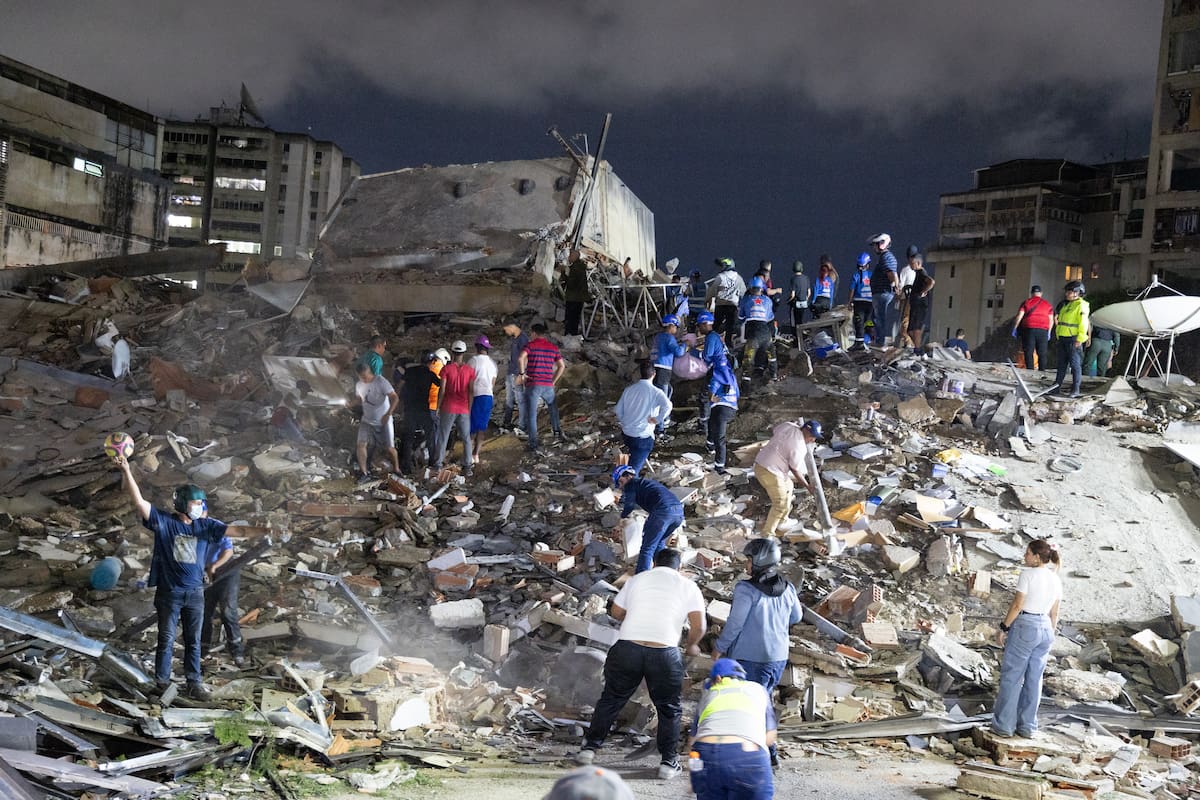 Integrantes de cuerpos de emergencia buscan víctimas este miércoles, luego de dos fuertes terremotos que sacudieron el Caribe venezolano en Caracas (Venezuela). El principal fue un sismo de magnitud 7,5, informó el sistema oficial de alerta de tsunamis de Estados Unidos. EFE/ Rayner Peña