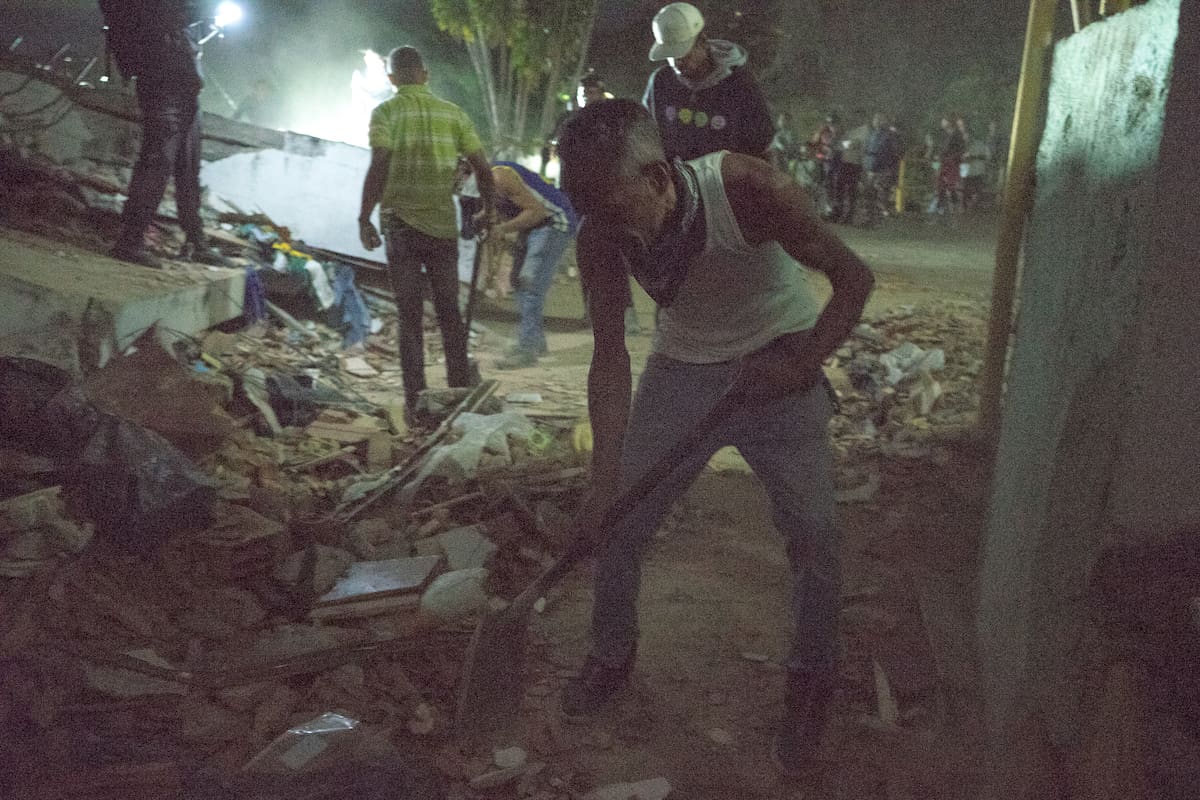 AME4113. CARACAS (VENEZUELA), 24/06/2026.- Una persona remueve escombros este miércoles, luego de dos fuertes terremotos sacudieron el Caribe venezolano en Caracas (Venezuela). El principal fue un sismo de magnitud 7,5, informó el sistema oficial de alerta de tsunamis de Estados Unidos. EFE/ Boris Vergara