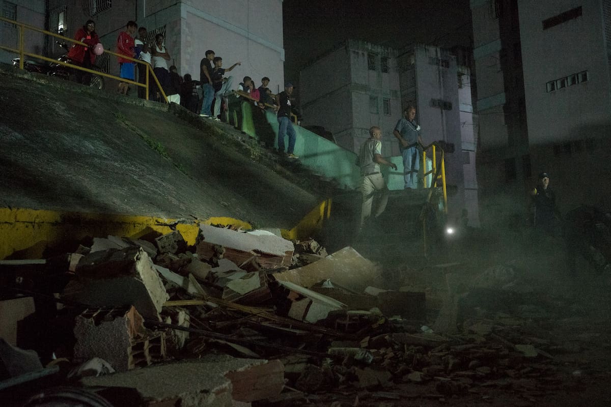 AME4104. CARACAS (VENEZUELA), 24/06/2026.- Personas esperan afuera de sus viviendas luego de dos fuertes terremotos que sacudieron el Caribe venezolano este miércoles, en Caracas (Venezuela). El principal fue un sismo de magnitud 7,5, informó el sistema oficial de alerta de tsunamis de Estados Unidos. EFE/ Boris Vergara