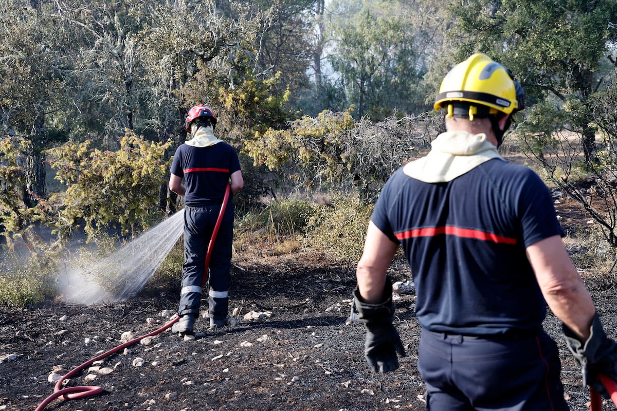 Los bomberos tratan de extinguir el fuego en Pontevés, sur de Francia, ayer. EFE/EPA/SEBASTIEN NOGIER