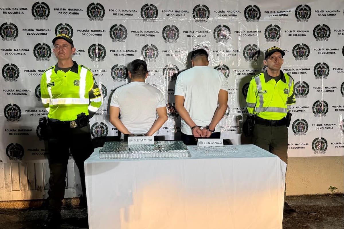 Dos hombres fueron capturados durante el procedimiento de registro al vehículo.