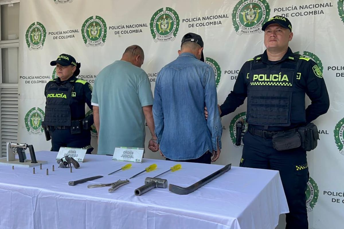 Dos hombres fueron capturados por la Policía en el barrio El Rocío, en Bucaramanga, tras ser señalados por la comunidad por un posible hurto.