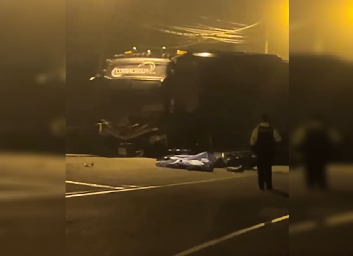 Dos hombres que se movilizaban en esta motocicleta murieron tras colisionar contra el bus que transportaba a la agrupación de Martín Elías Jr.