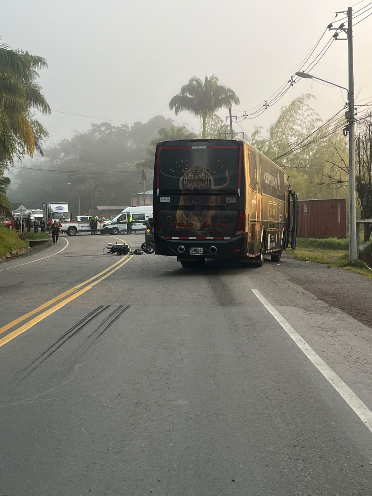 Dos hombres que se movilizaban en la motocicleta murieron tras el fuerte choque.