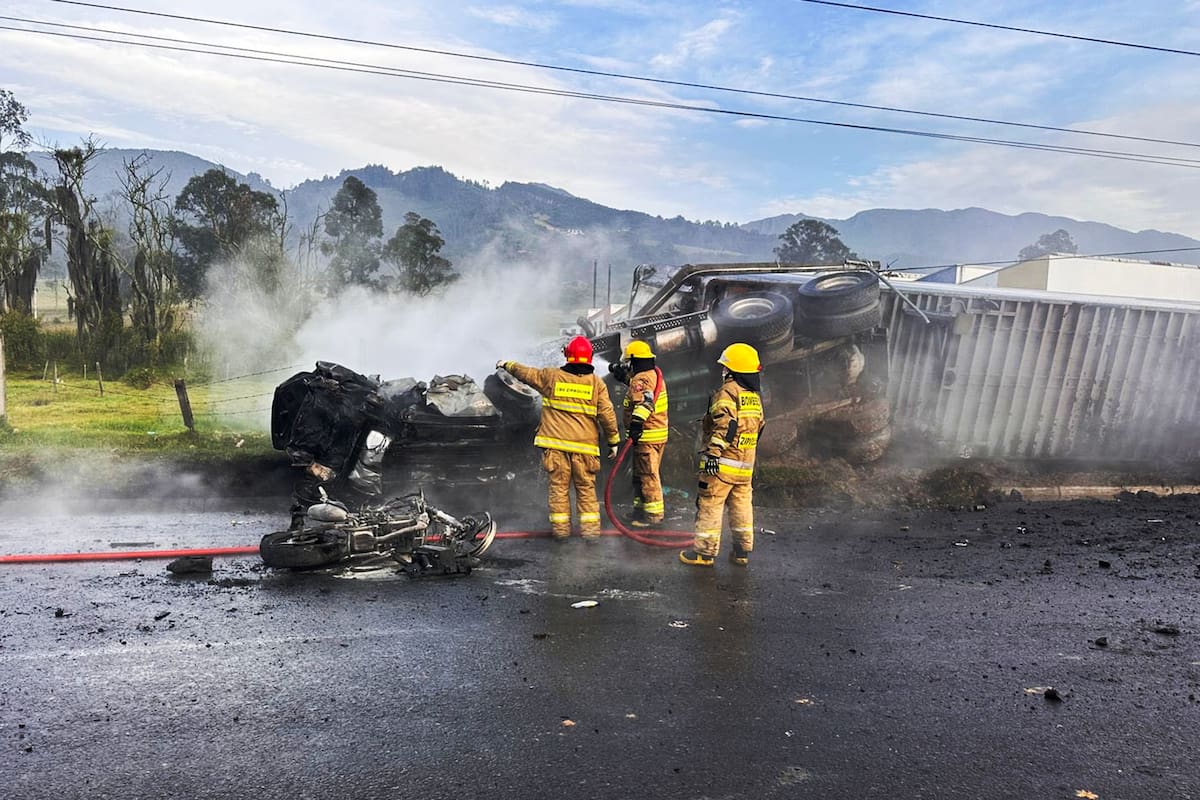 Fotografía tomada de la cuenta oficial en la red social X del gobernador de Cundinamarca, @JorgeEmilioRey, que muestra a bomberos apagando un incendio tras el accidente registrado este miércoles en la carretera que conecta los municipios de Zipaquirá y Ubaté (Colombia). Dos muertos y al menos 19 heridos dejó un accidente en un peaje del centro de Colombia, que derivó en una explosión y un incendio de gran magnitud, informaron las autoridades, en un momento de alta afluencia vehicular en el país por el puente festivo de Semana Santa. EFE/ @JorgeEmilioRey /SOLO USO EDITORIAL SOLO DISPONIBLE PARA ILUSTRAR LA NOTICIA QUE ACOMPAÑA (CRÉDITO OBLIGATORIO)