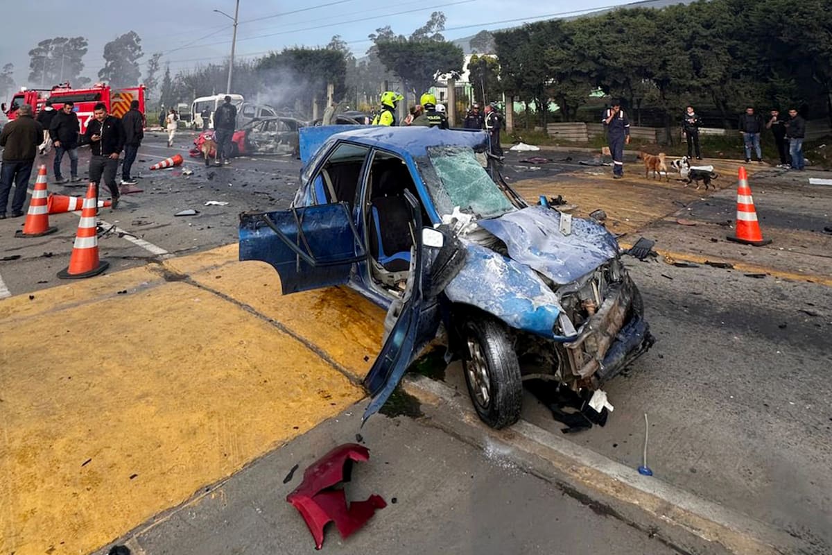 Fotografía tomada de la cuenta oficial en la red social X del gobernador de Cundinamarca, @JorgeEmilioRey, que muestra un vehículo afectado tras el accidente registrado este miércoles en la carretera que conecta los municipios de Zipaquirá y Ubaté (Colombia). Dos muertos y al menos 19 heridos dejó un accidente en un peaje del centro de Colombia, que derivó en una explosión y un incendio de gran magnitud, informaron las autoridades, en un momento de alta afluencia vehicular en el país por el puente festivo de Semana Santa. EFE/ @JorgeEmilioRey /SOLO USO EDITORIAL SOLO DISPONIBLE PARA ILUSTRAR LA NOTICIA QUE ACOMPAÑA (CRÉDITO OBLIGATORIO)