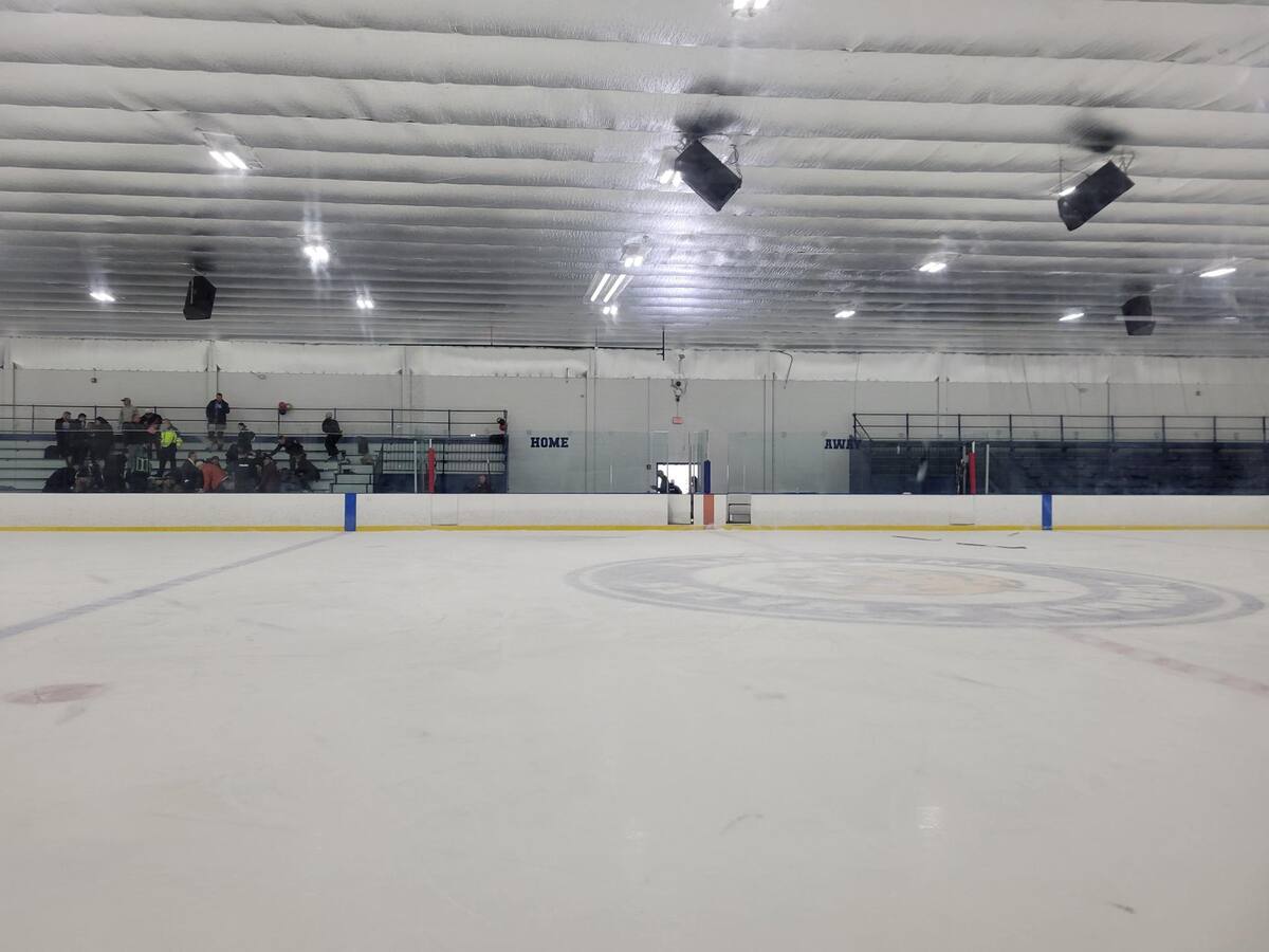 Fotografía tomada a través de rastreo de redes de personas atendiendo heridos en la pista de hielo en Pawtucket (Rhode Island, noreste de Estados Unidos) donde al menos dos asistentes murieron este lunes y otras tres resultaron heridas en un tiroteo. EFE/ Rastreo de Redes