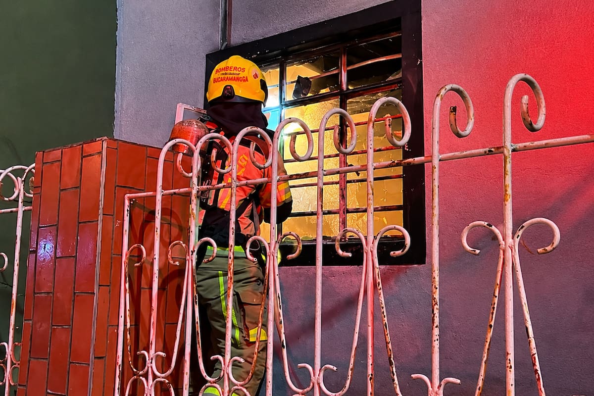 Dos niños y una mujer fueron rescatados de un incendio en una casa de Bucaramanga: investigan las causas