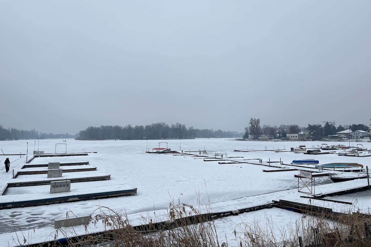 Vista del Alte Donau, un brazo del río Danubio parcialmente congelado este lunes en Viena. EFE/ Núria Morchón / Sara Corsellas