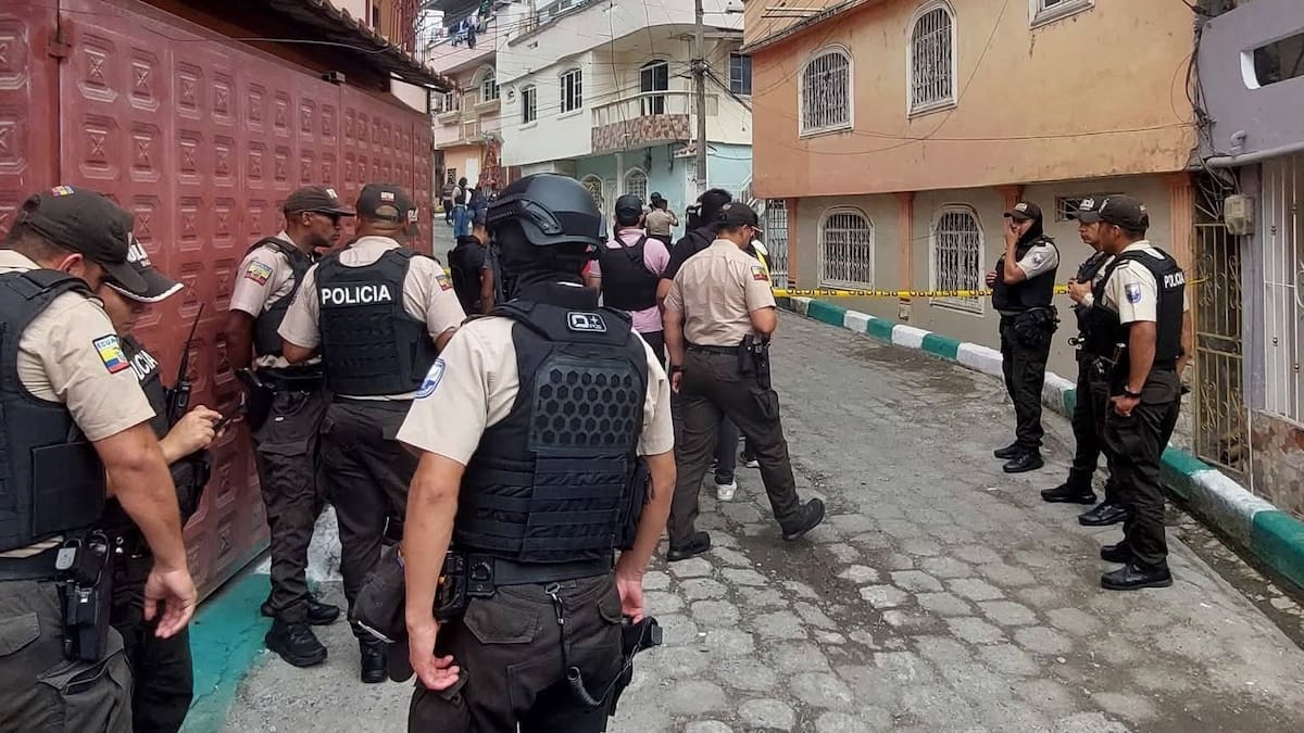Dos policías fueron asesinados en un ataque armado durante una fiesta navideña en Esmeraldas, Ecuador, un hecho que refleja la creciente violencia en el país.
