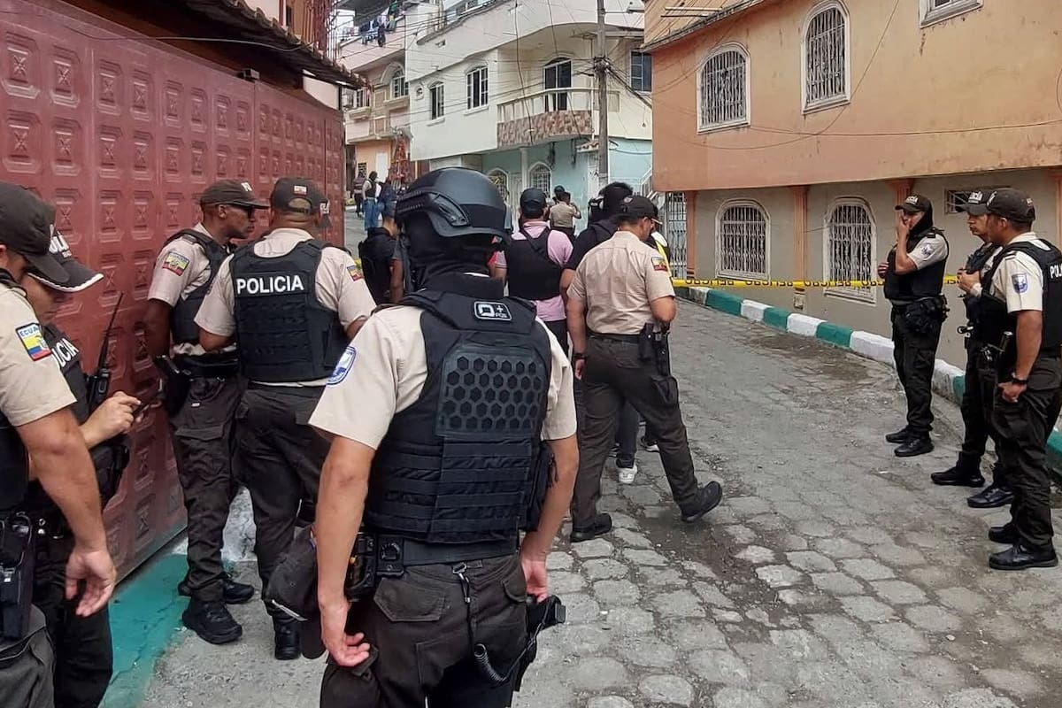 Dos policías fueron asesinados en un ataque armado durante una fiesta navideña en Esmeraldas, Ecuador, un hecho que refleja la creciente violencia en el país.