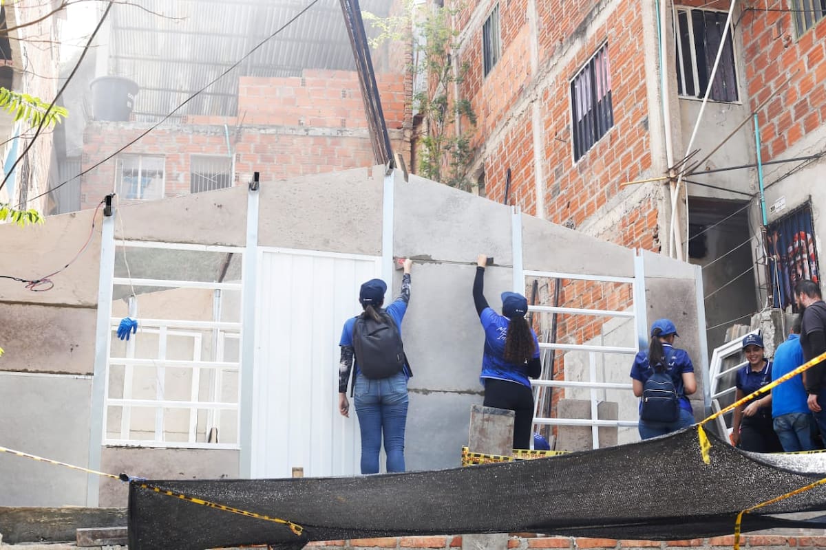 Con el esfuerzo unido de estudiantes de Ingeniería Civil de la UDES, líderes cívicos y voluntarios, fue posible construir estas viviendas en el barrio Brisas de Provenza, destinadas a dos familias vulnerables de este sector del sur de Bucaramanga. (Foto: Jaime Moreno / VANGUARDIA)
