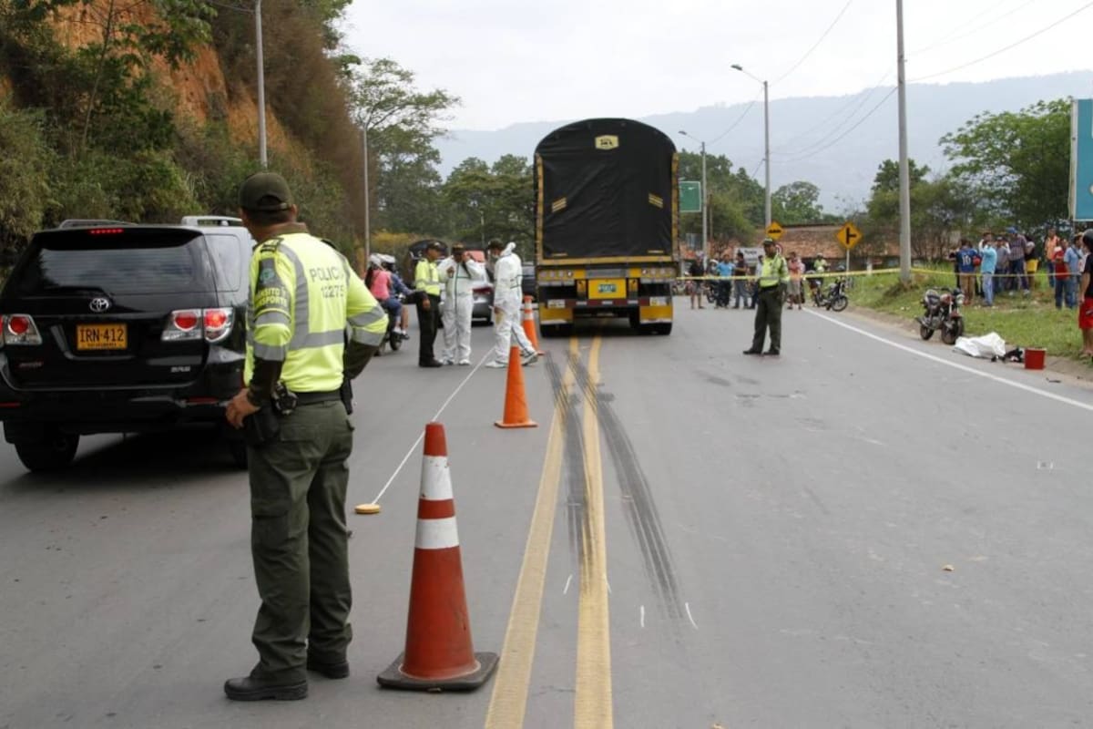 El accidente en el que falleció José Pérez Gómez, de 55 años, ocurrió en la vía Piedecuesta-San Gil. El tráfico estuvo restringido durante las labores de levantamiento del cadáver. (Foto: Marco Valencia / VANGUARDIA LIBERAL)