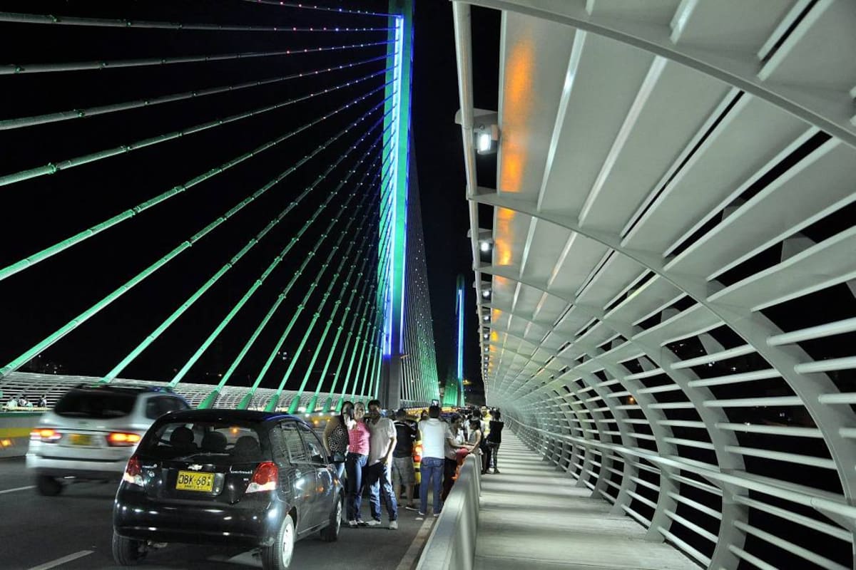 A diario se observan varios vehículos parqueados en el viaducto de La Novena. (Foto: Archivo/VANGUARDIA LIBERAL)