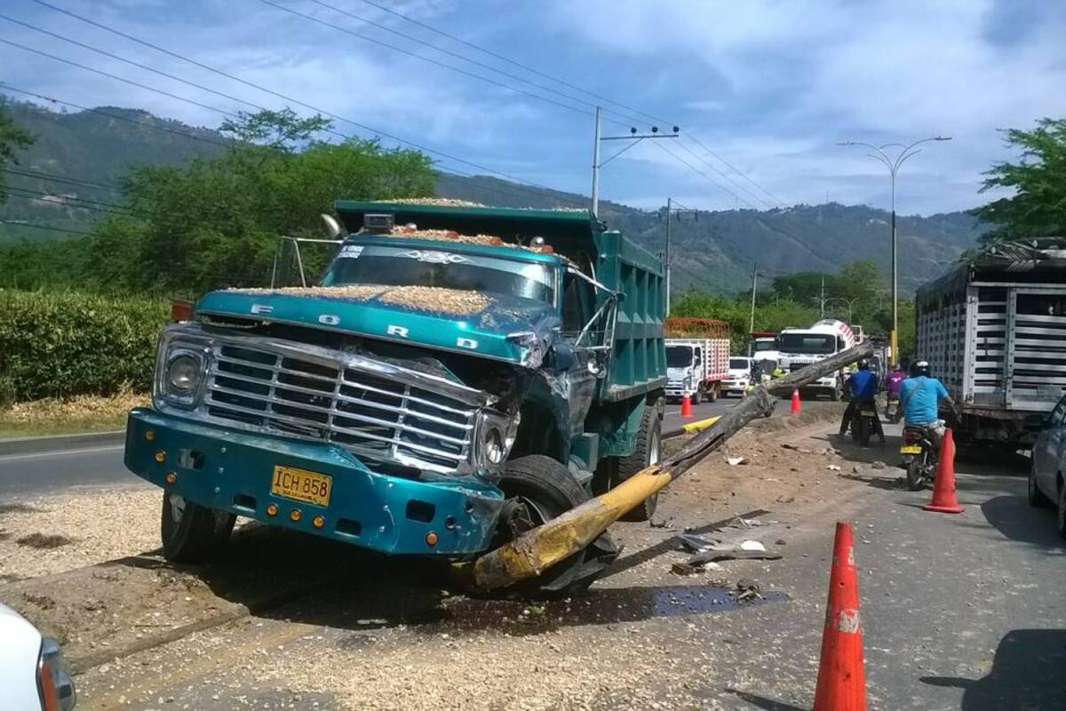 Esta volqueta habría sufrido una falla mecánica en la dirección, ocasionando el accidente de tránsito. La vía permaneció cerrada por cerca de 30 minutos. (Foto: Suministrada/VANGUARDIA LIBERAL )