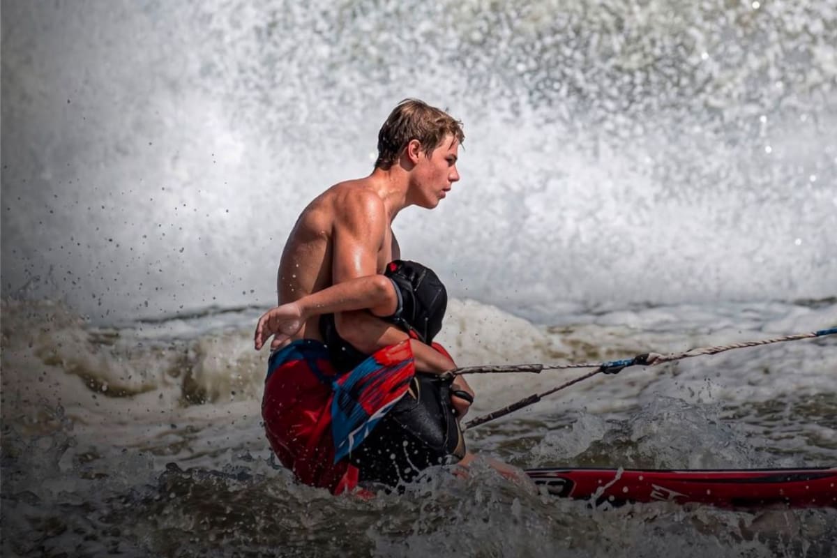 Video impactante: salvavidas de 16 años salva a un niño que era arrastrado por el fuerte oleaje en playa de California.