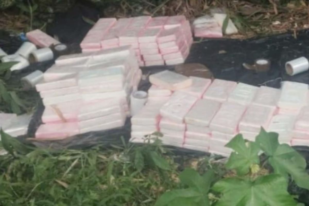 Dron que inspeccionaba daños por terremoto en Buenaventura captó a seis hombres empacando cocaína | Foto Redes Sociales