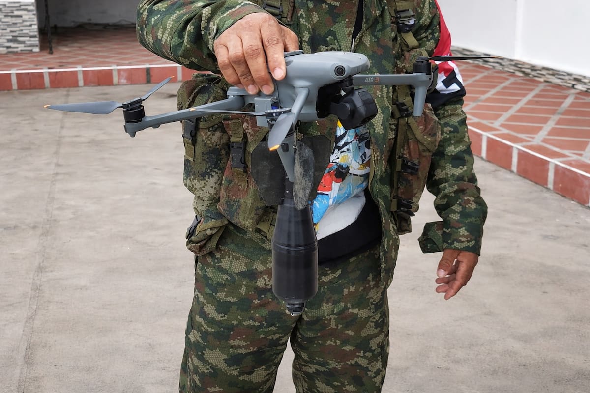 Nuevo ataque del Eln en Catatumbo: drones explosivos dejaron un militar muerto y varios heridos.
