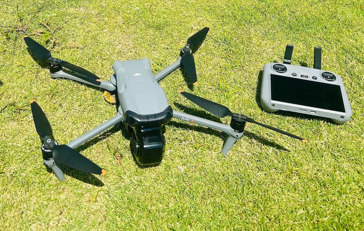 Solo podrán operar los explotadores UAS certificados y autorizados en categoría específica, cumpliendo las condiciones y autorizaciones previamente otorgadas por la Aeronáutica Civil.