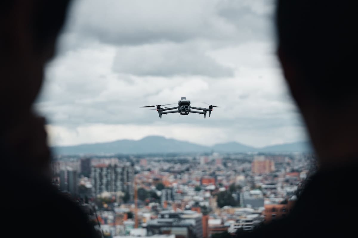 Los drones con inteligencia artificial reforzarán las labores de videovigilancia del Centro de Monitoreo Distrital y apoyarán las estrategias de seguridad en Barrancabermeja.
Suministrada/Vanguardia