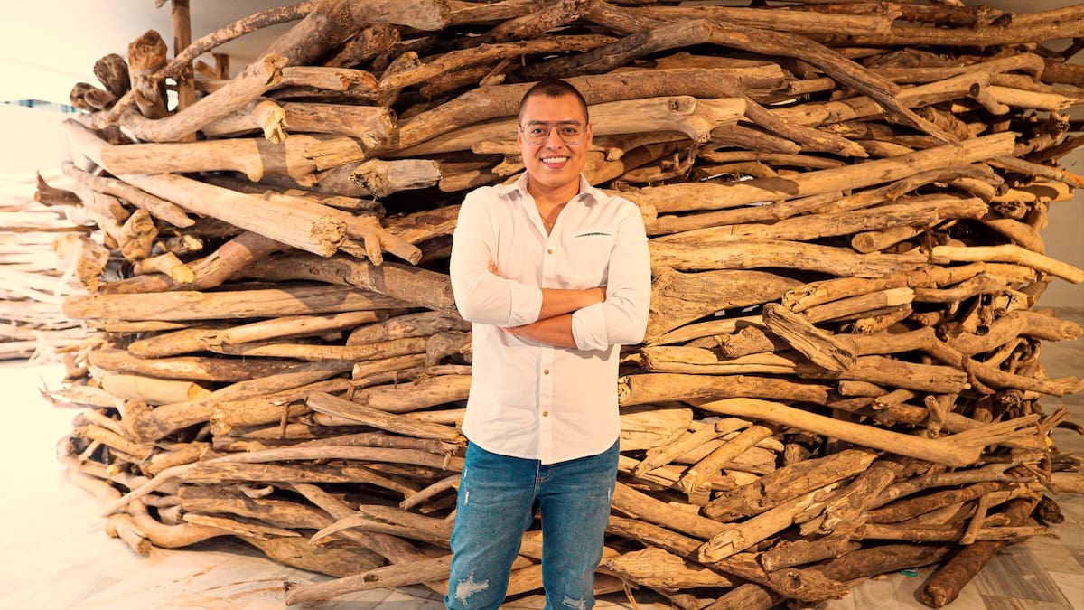 Sebastián Gómez Vargas y su obra “Arrastre”. Foto suministrada/VANGUARDIA