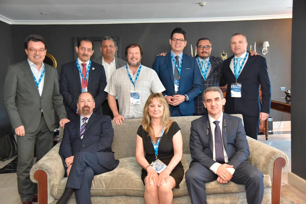Robert Levy presidente INS GLOBAL. Noemi Rosenfeld (Argentina), konstantin Slavin Secretario (USA), de pie de izquierda a derecha, Carlos Tornero (España), Cesar Carcamo (Chile), Elias Atencio Centro America y Caribe), Fabian Piedimonte (Latinoamérica), William Omar Contreras López (Colombia), Julian Soto (Mexico), Daniel Bezecry de Almeida (Brasil).