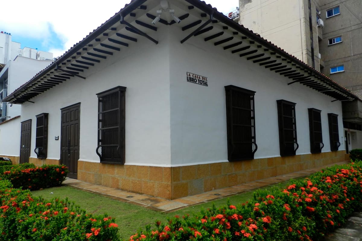 En una esquina de la calle 51 con carrera octava, en el sector comercial de Barrancabermeja, se erige la colonial, pero bella estructura de la Casa del Libro Total.