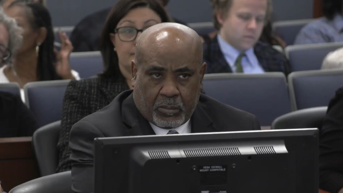 Según la fiscalía, Davis, exlíder de la pandilla callejera South Side Compton Crips, era el "comandante en el lugar de los hechos" que "ordenó la muerte" de Shakur.