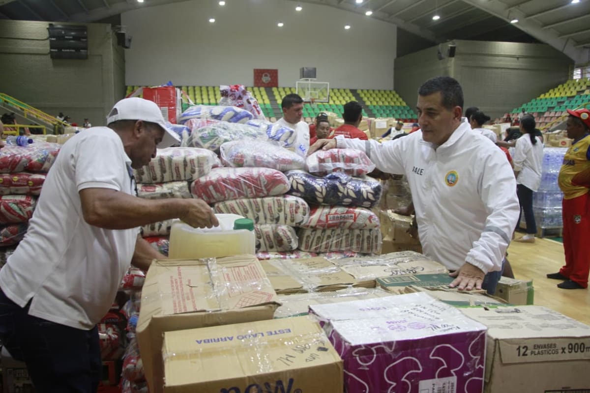 Dumek Turbay, alcalde de Cartagena, inspecciona recolección de ayudas humanitarias para afectados por el terremoto que sacudió a Colombia. // Foto: Óscar Díaz - El Universal.