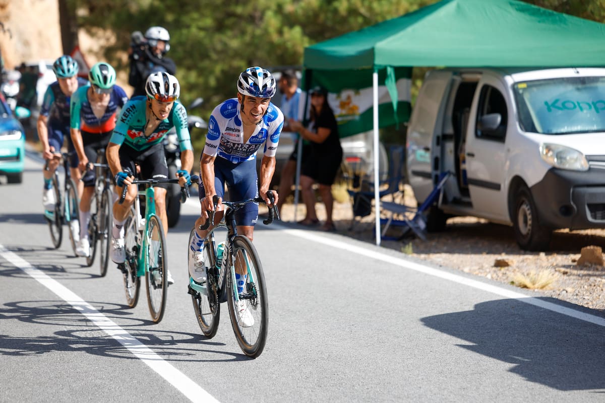 CALAR ALTO (ALMERÍA), 03/09/2026.- El ciclista colombiano del Team Bahrain Victorious, Santiago Buitrago, durante la 12ª etapa de La Vuelta a España, de 167 km de recorrido entre las localidades de Vera y Calar Alto (Almería). EFE/ Javier Lizón