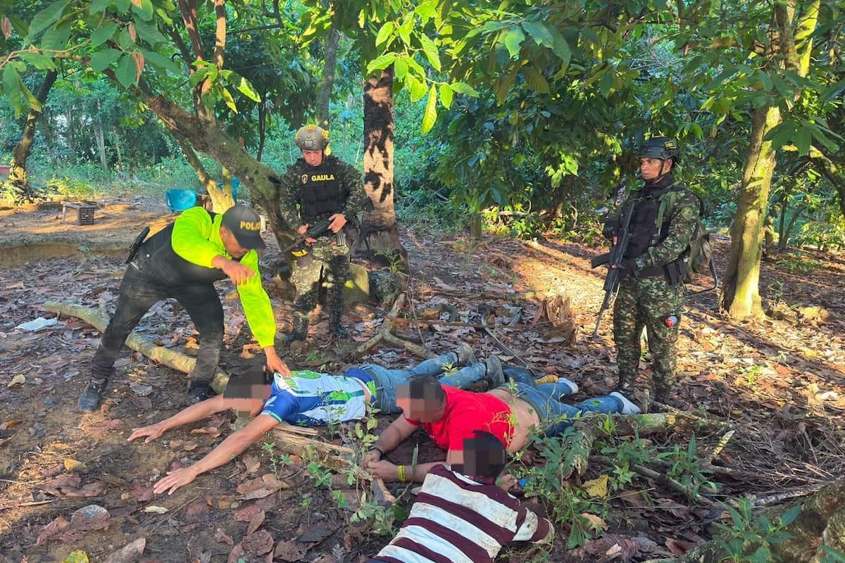 Un combate en zona rural de San Alberto terminó en un golpe a las finanzas de las Autodefensas Conquistadoras de la Sierra. Cuatro integrantes fueron capturados y las autoridades incautaron armas, explosivos y cocaína.