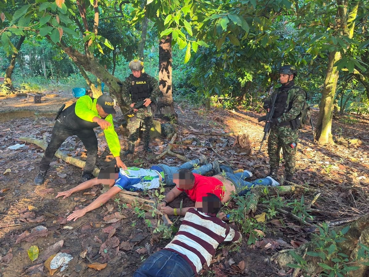 Un combate en zona rural de San Alberto terminó en un golpe a las finanzas de las Autodefensas Conquistadoras de la Sierra. Cuatro integrantes fueron capturados y las autoridades incautaron armas, explosivos y cocaína.