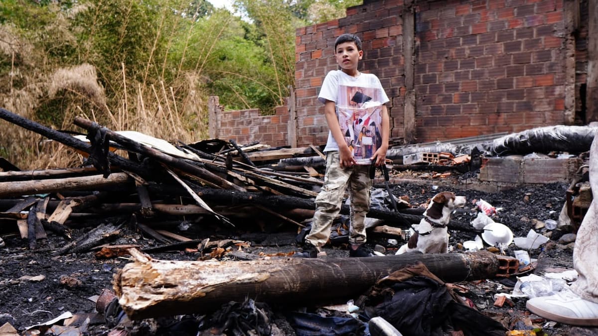 Dylan Torres en las cenizas de su casa. Foto: Marco Valencia/ VANGUARDIA