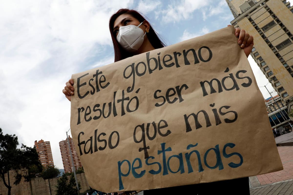 Manifestantes marchan por las calles durante una nueva jornada de protestas por un nuevo "paro nacional" convocado por los sindicatos y organizaciones sociales, que desde el pasado miércoles movilizan a miles de personas en todo el país.
