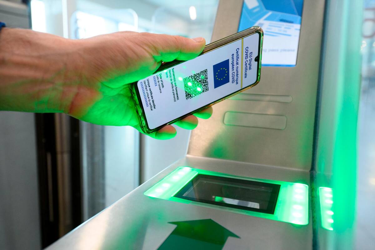 Viajar de forma sencilla y “con más seguridad” por la Unión Europea (UE) es hoy una realidad tras la entrada en vigor del certificado digital europeo de la COVID-19. Twitter / VANGUARDIA