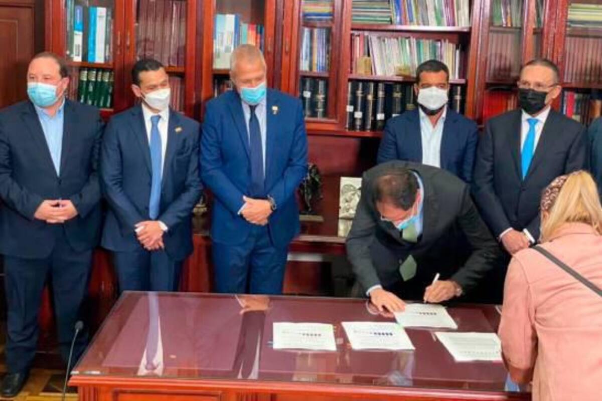 El ministro de Hacienda, José Manuel Restrepo, radicó hoy, con mensaje de urgencia, el proyecto de Inversión Social, que busca recaudar 15,2 billones de pesos al año. (El Colombiano)