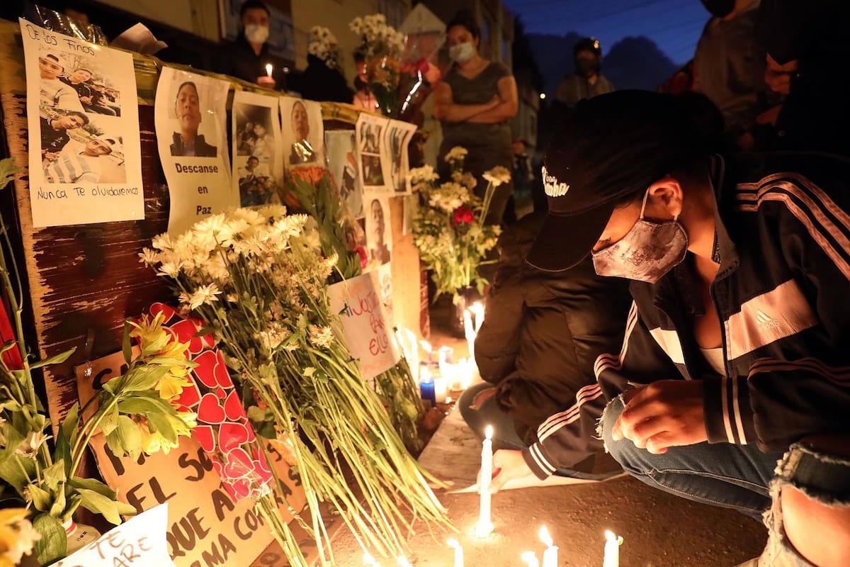Un grupo de jóvenes prende velas este jueves en las calles del barrio Verbenal como protesta por la muerte de manifestantes en Bogotá.