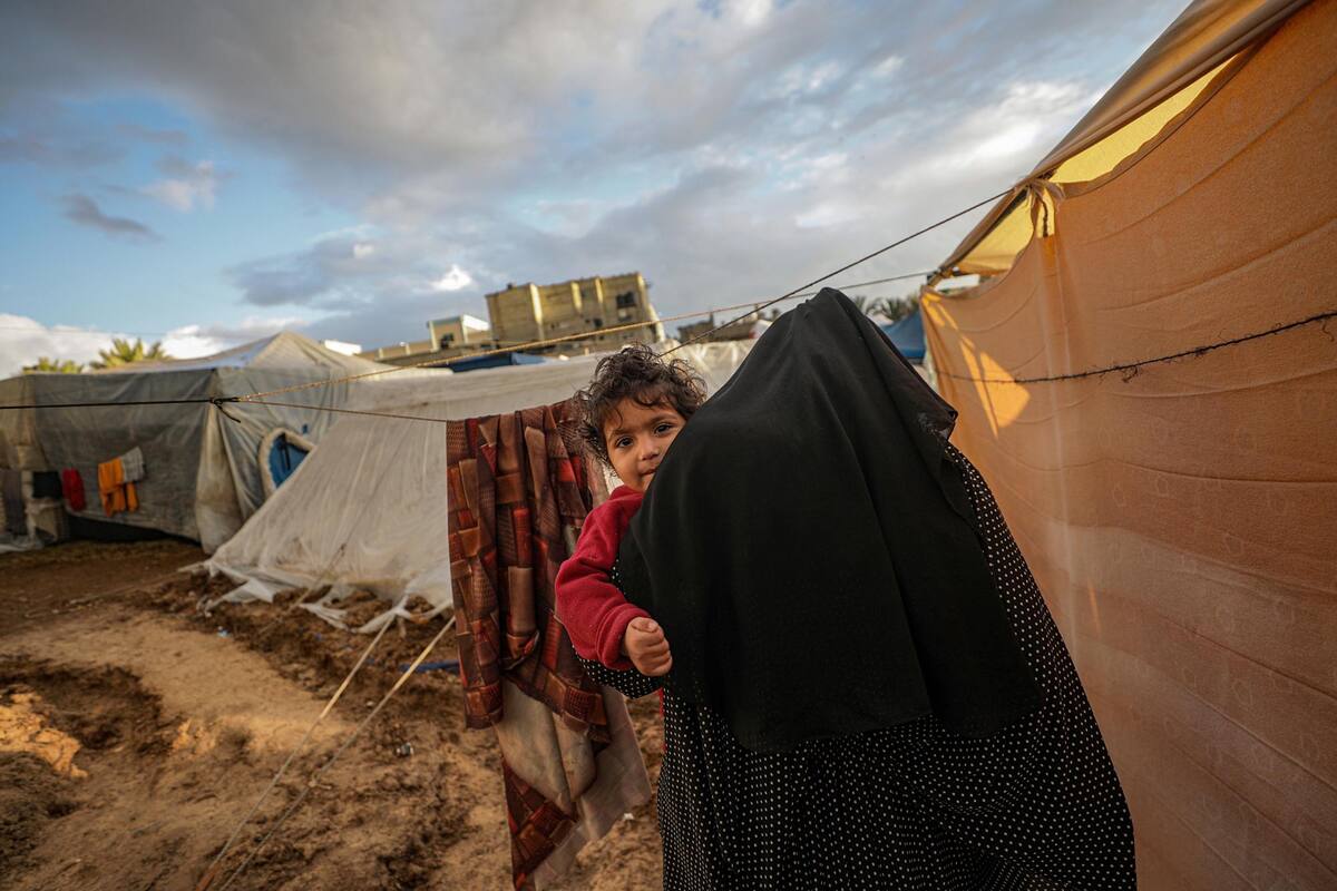 El traslado de los menores se dará luego de que Israel haya atacado en repetidas ocasiones a Palestina. La guerra, que ya completa más de un mes, ha dejado al menos 10 mil muertos de lado y lado . (Foto: EFE/VANGUARDIA) MOHAMMED SABER / EFE