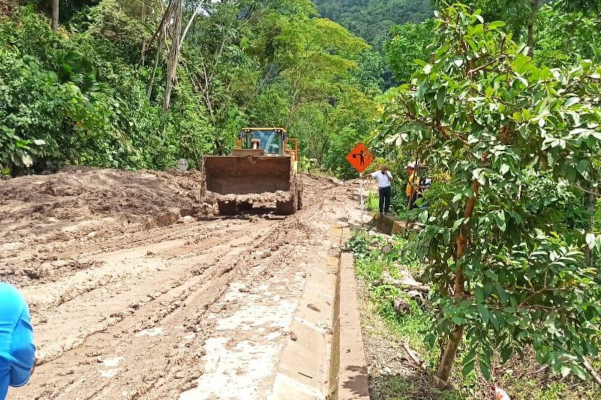 Desde la madrugada de este martes, la vía que comunica a Landázuri y Cimitarra estuvo bloqueada debido a una gran cantidad de barro que cayó sobre el corredor vial. (FOTO/Tomada de Gestión del Riesgo de Desastres de Santander)