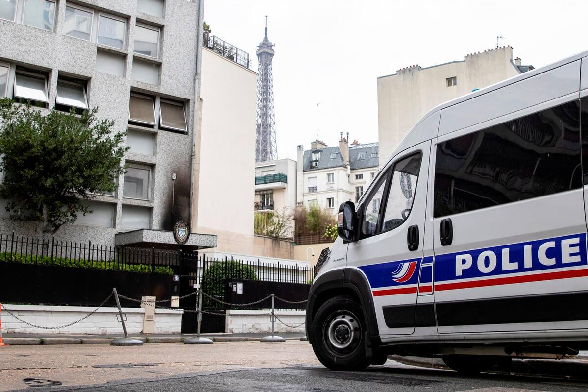 La Embajada de Cuba en París fue víctima la pasada noche de un ataque con tres cócteles molotov, que provocaron un incendio en la fachada. EFE / VANGUARDIA