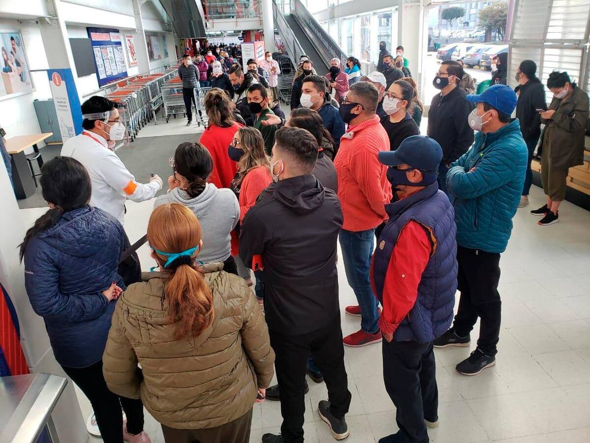Pese a que los establecimientos han establecido protocolos, desde la madrugada se han presentaron denuncias y aglomeraciones en Medellín. Foto / Twitter