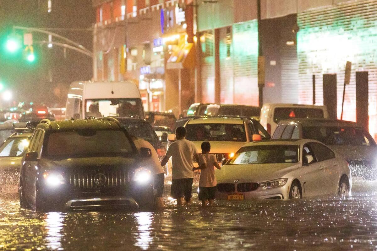New York (United States), 02/09/2021.- Cars stuck on a street flooded by heavy rain as remnants of Hurricane Ida hit the area in the Queens borough of New York, New York, USA, 01 September 2021. (Estados Unidos, Nueva York) EFE/EPA/JUSTIN LANE JUSTIN LANE / EFE