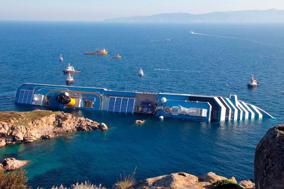 El enorme crucero de lujo encalló la noche del 13 de enero del 2012 frente a la isla del Giglio, en la Toscana, en medio de las aguas heladas, causando la muerte de 32 personas. EFE / VANGUARDIA
