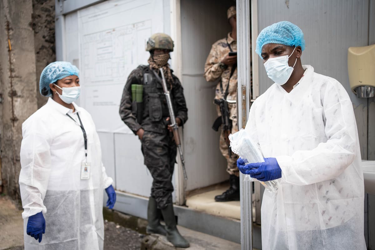 La OMS declara emergencia por Ébola (cepa Bundibugyo) en la RDC. Los sistemas sanitarios aplican protocolos eficaces de aislamiento y rastreo ante esta variante sin vacuna.